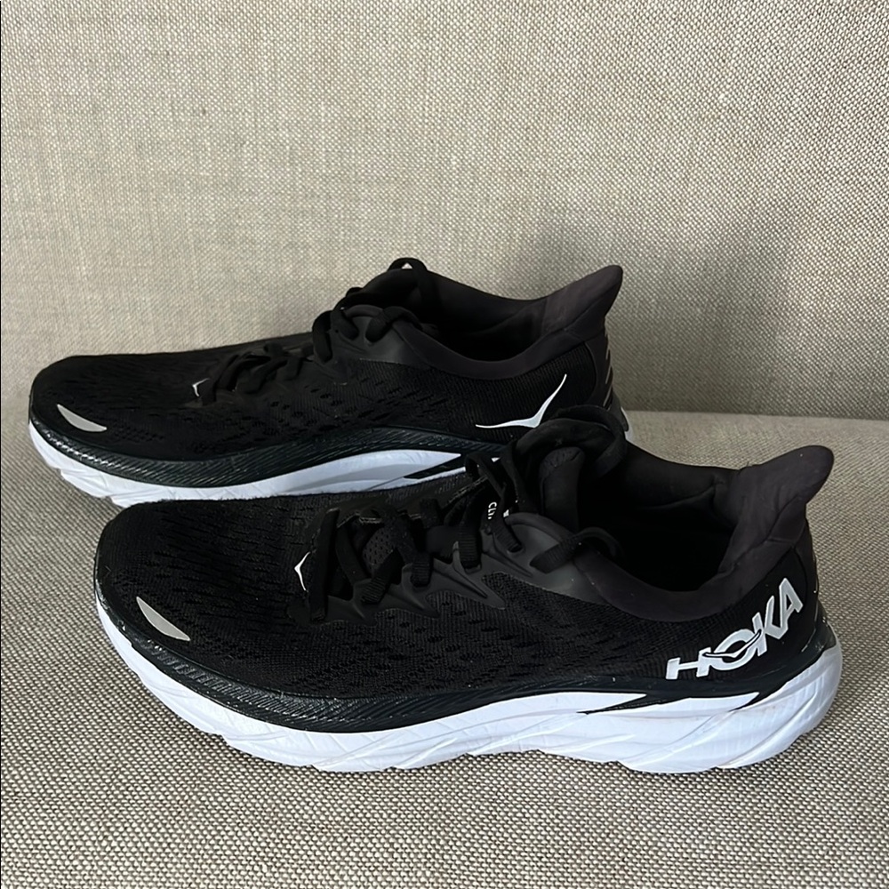 Hoka Clifton 8, Black/White Women’s 8B